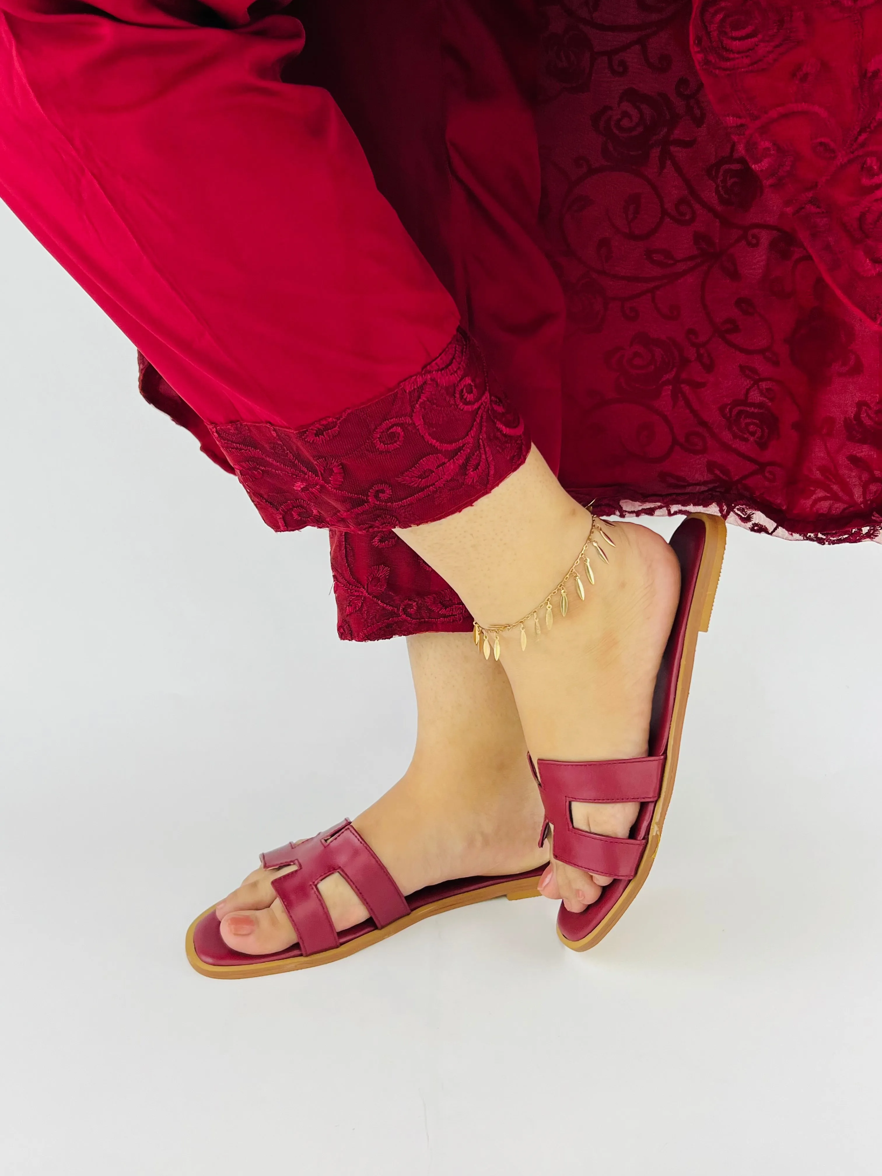 Hania Iconic H Style Oran Flat Slides in Maroon