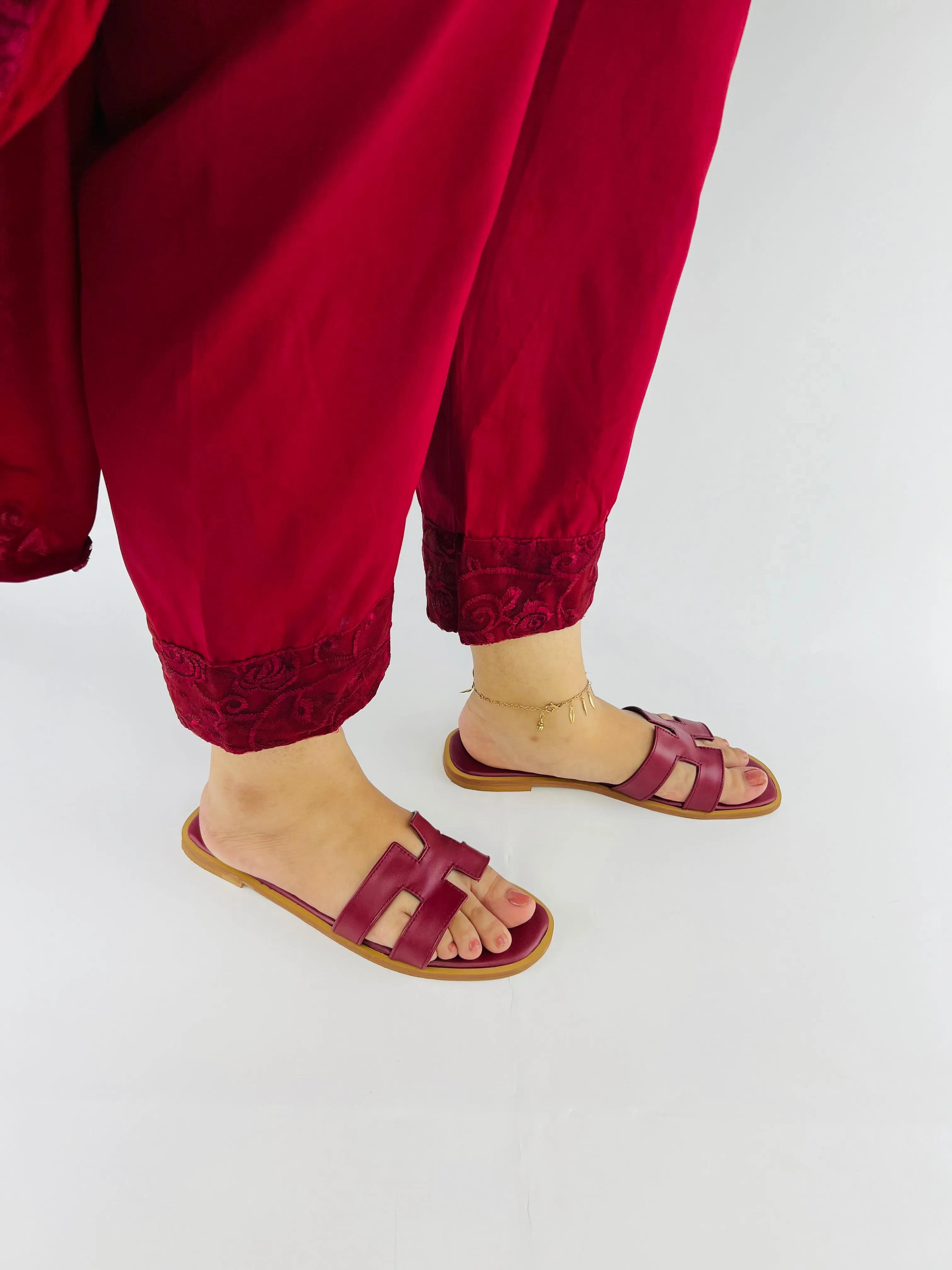 Hania Iconic H Style Oran Flat Slides in Maroon