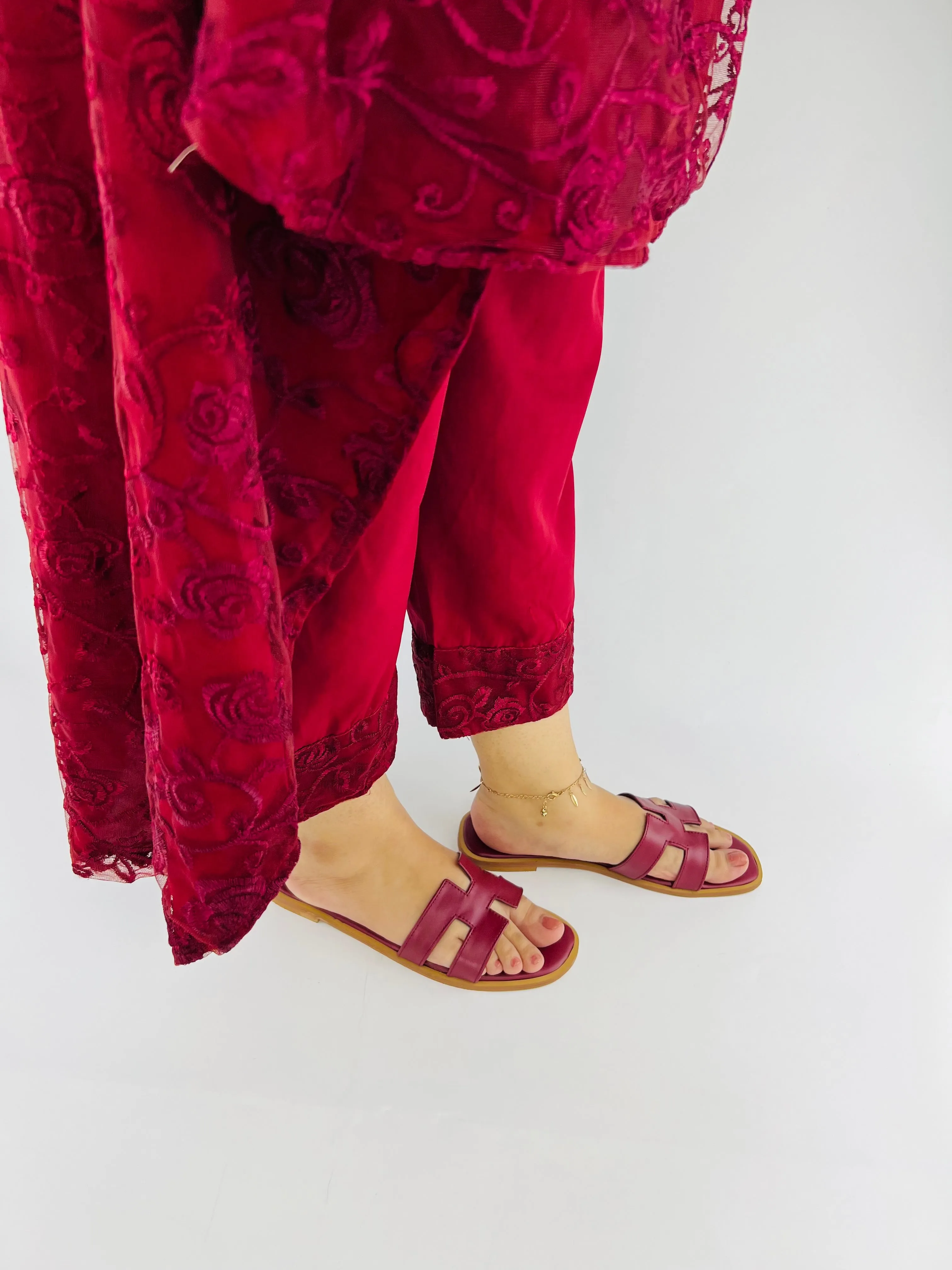 Hania Iconic H Style Oran Flat Slides in Maroon